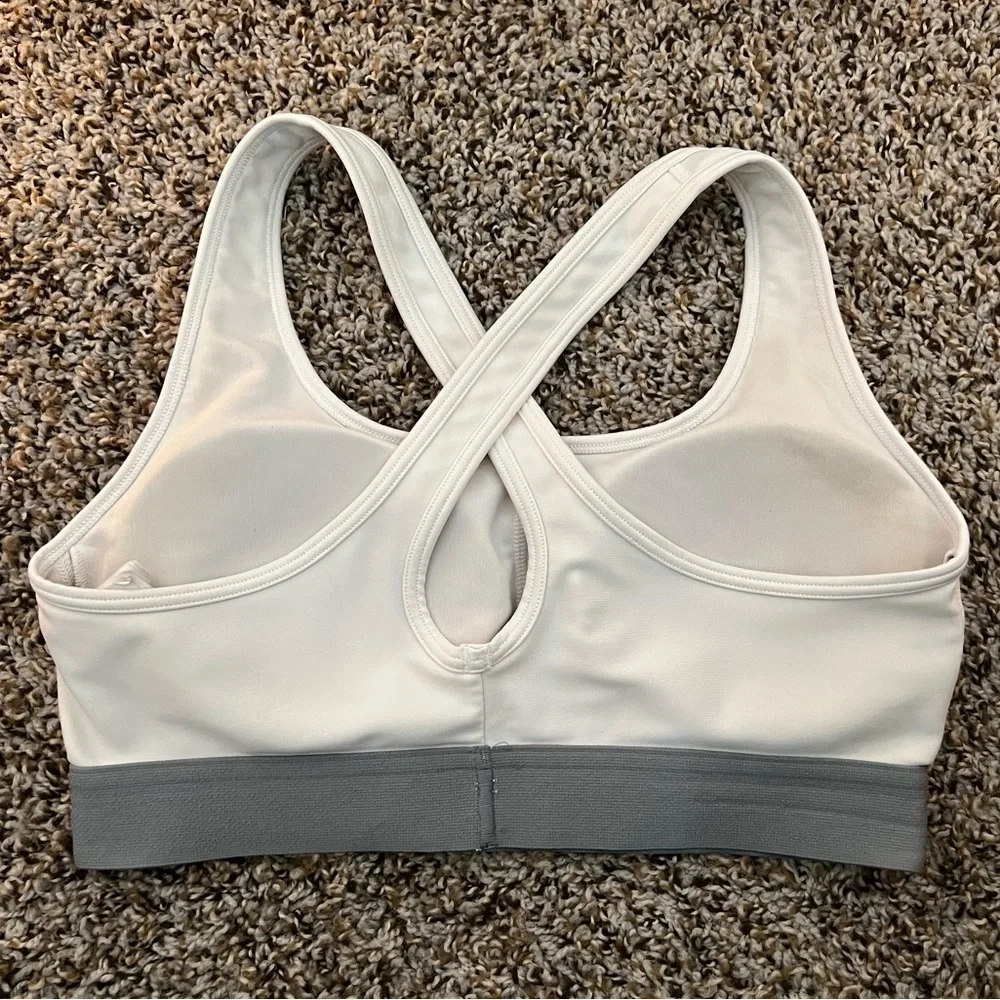 Wonen’s Under Armour Sports Bra - Picture 2 of 4